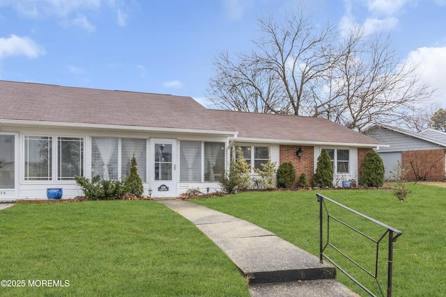 single story home featuring a front yard