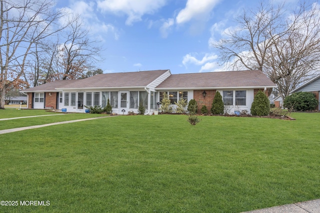 ranch-style home featuring a front lawn