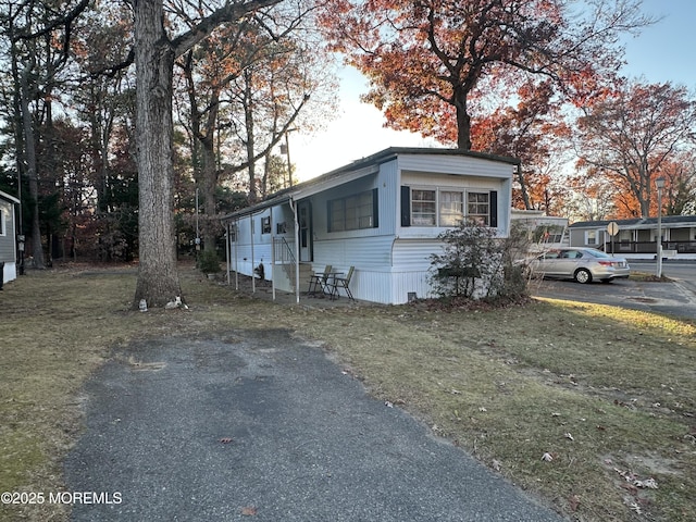 view of front of home featuring a front lawn