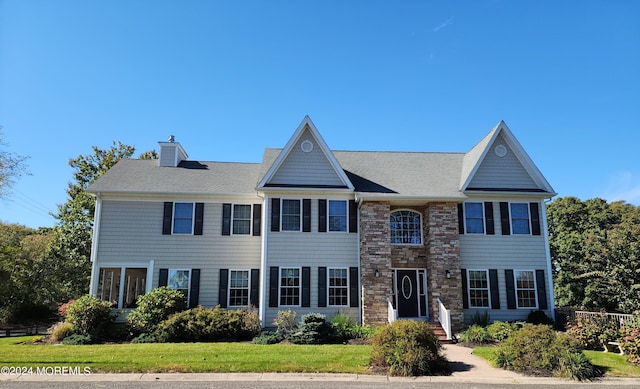 view of front of house featuring a front lawn