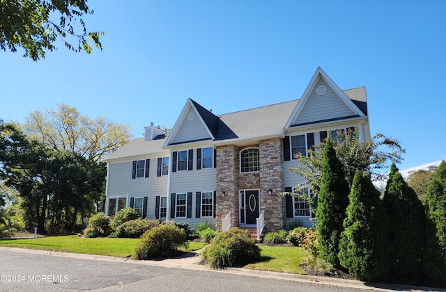 view of front of property featuring a front lawn