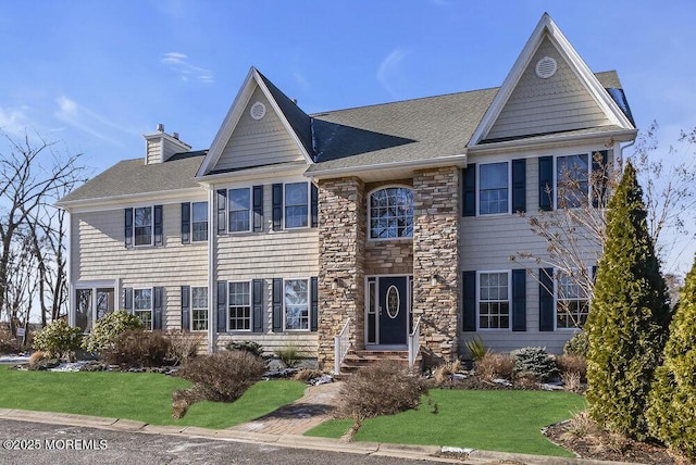 view of front of property featuring a front lawn