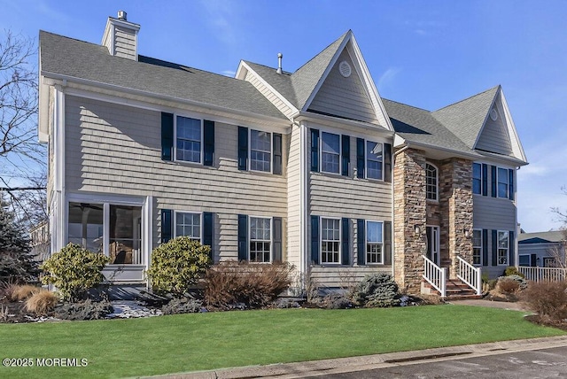 view of front facade with a front lawn