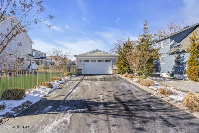 view of front property featuring a garage