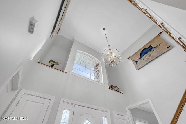 room details featuring a notable chandelier