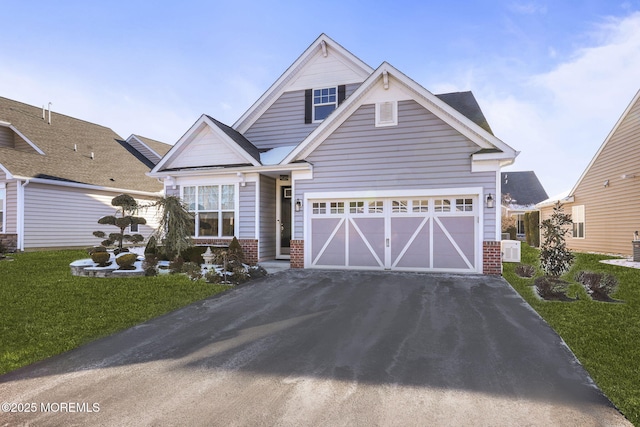 craftsman-style home featuring a front yard