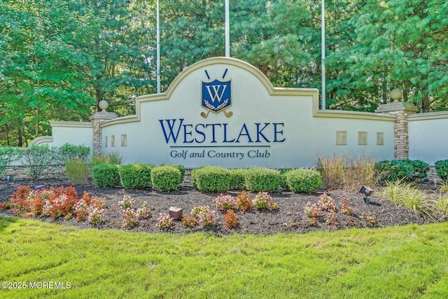 community / neighborhood sign featuring a lawn