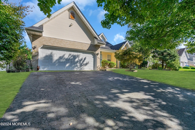 view of front facade featuring a front yard