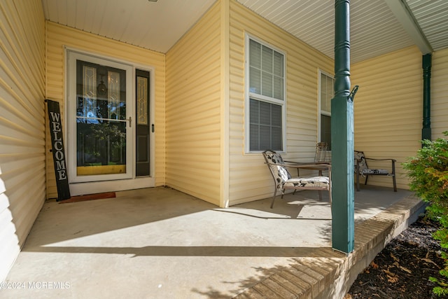 property entrance with covered porch