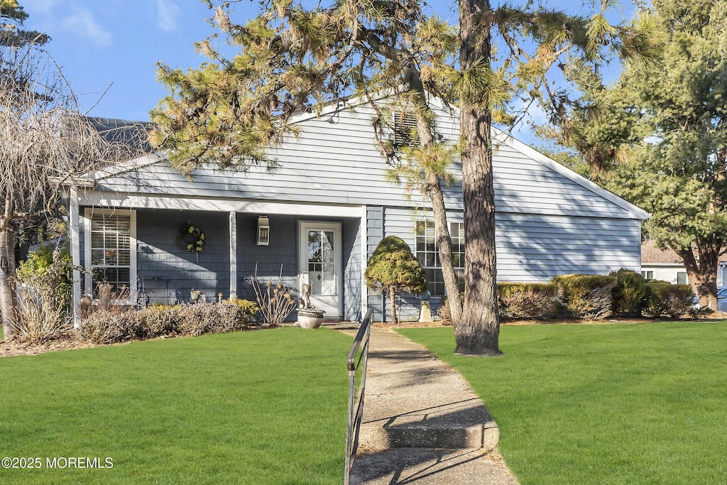 view of front facade with a front lawn