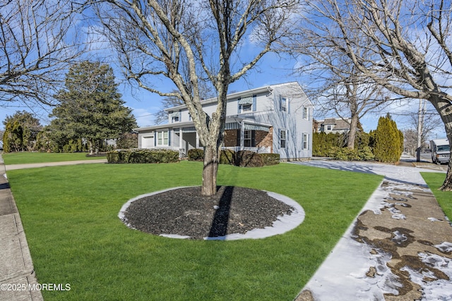 view of front of house with a front lawn