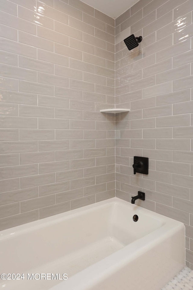 bathroom featuring tiled shower / bath