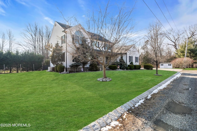 view of front of property featuring a front lawn