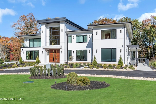 view of front of home featuring a front lawn