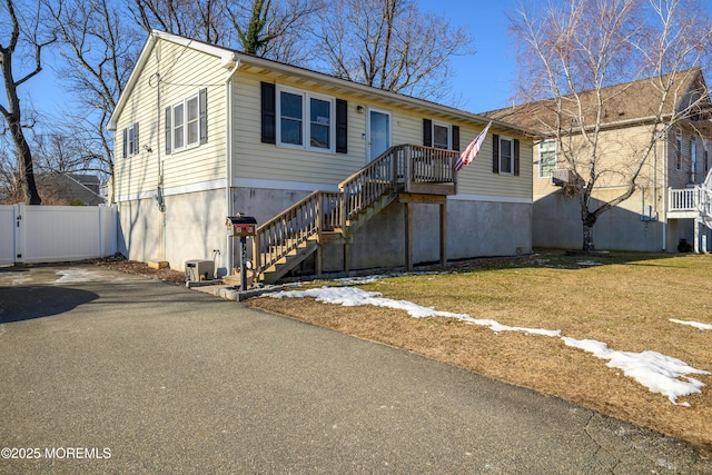 view of front of property with a front yard