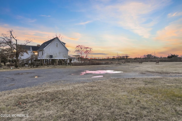 view of yard at dusk