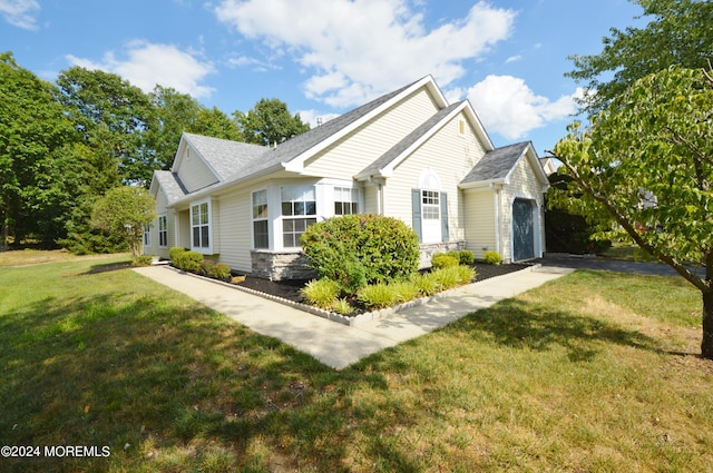 view of front of house featuring a front lawn and a garage