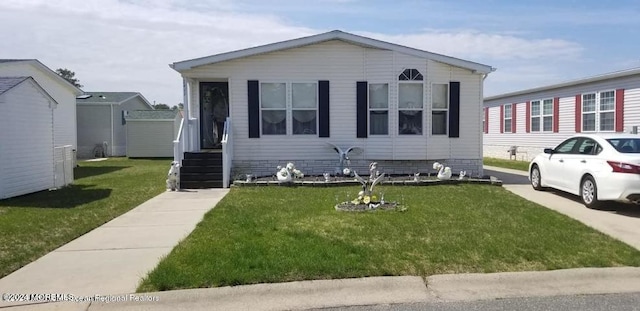 view of front of property featuring a front lawn