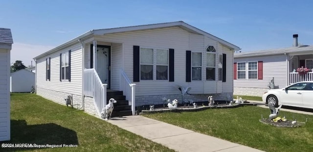 manufactured / mobile home with a front yard