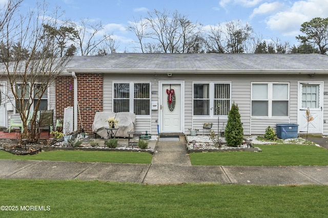 view of front facade with a front yard