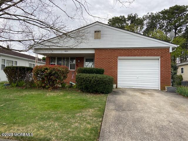 view of front of home featuring a front yard and a garage