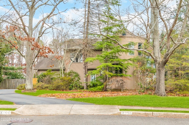 view of front facade featuring a front lawn