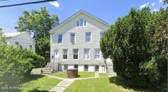 view of front facade featuring a front lawn