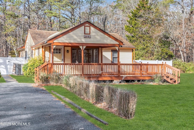 view of front of house with a front lawn