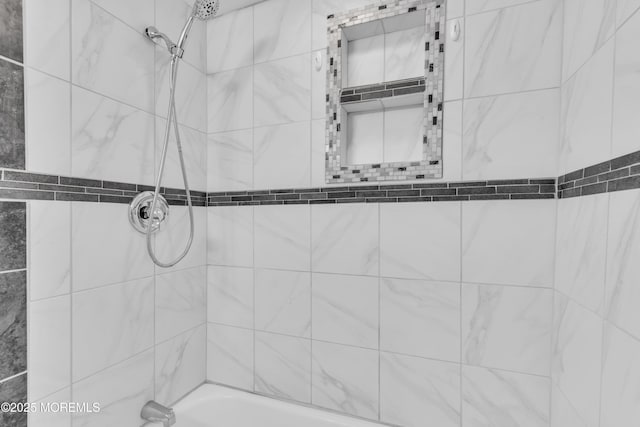 bathroom with tiled shower / bath combo