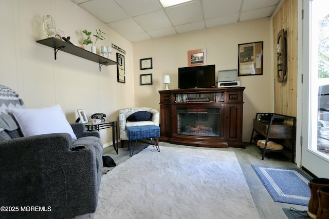 living room featuring a drop ceiling