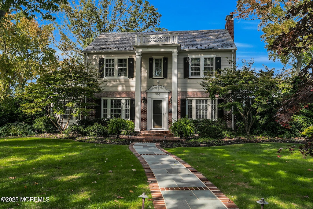 view of front of home featuring a front lawn