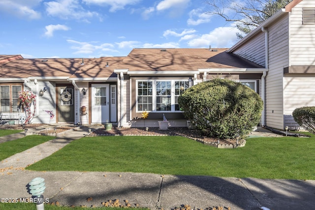 view of front facade with a front lawn