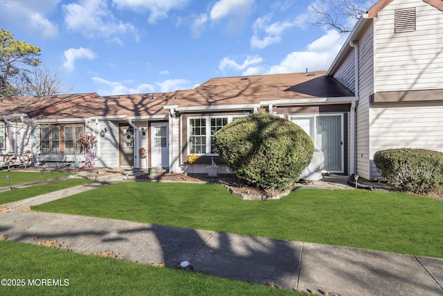 view of front facade featuring a front yard