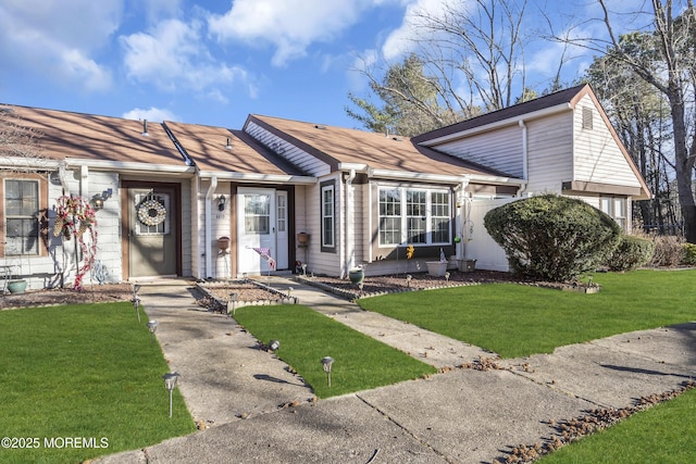 ranch-style house featuring a front yard