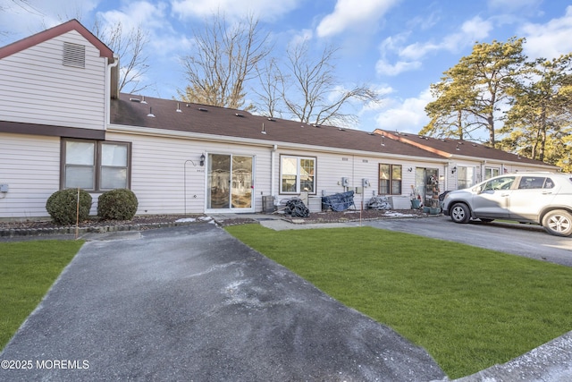 view of front of house featuring a front lawn