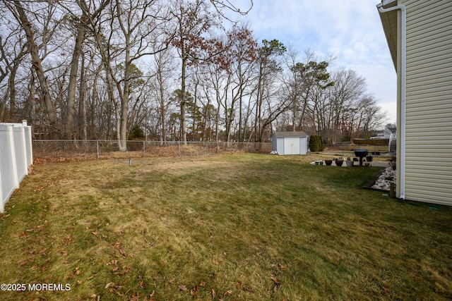 view of yard featuring a shed