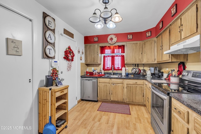 kitchen with sink, an inviting chandelier, light hardwood / wood-style flooring, decorative backsplash, and appliances with stainless steel finishes