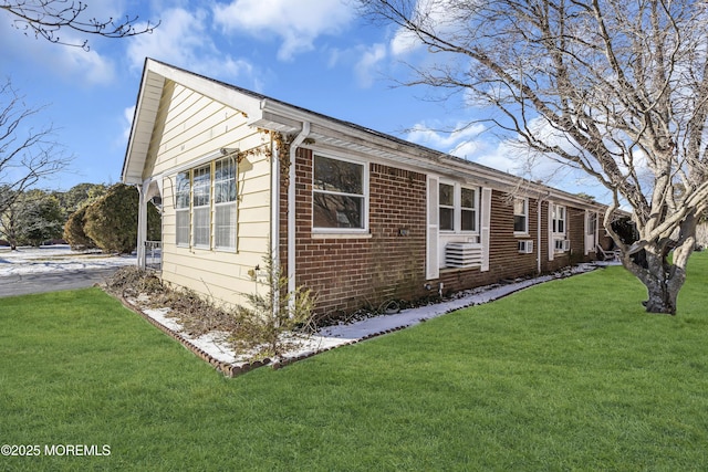 view of front of property featuring a front lawn