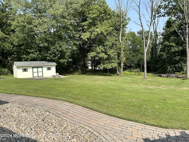 view of yard with an outbuilding