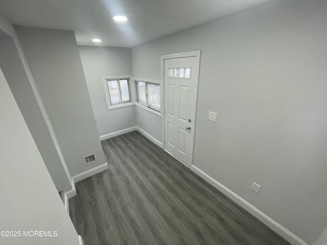 foyer with dark wood-style flooring, recessed lighting, visible vents, and baseboards