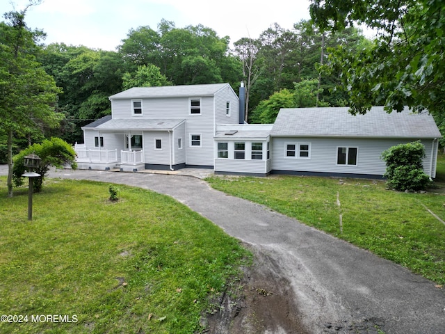 view of front of house featuring a front lawn