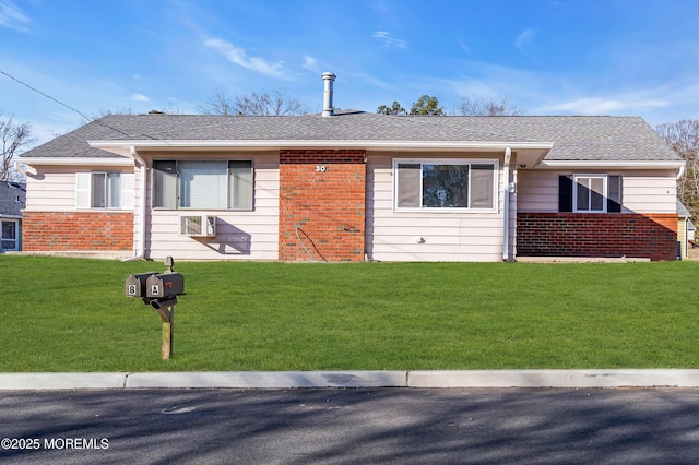 view of front of property featuring a front lawn