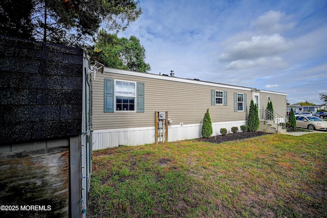 manufactured / mobile home featuring a front yard