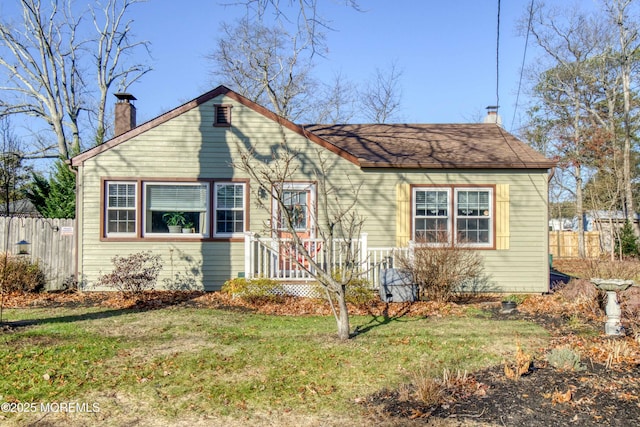 view of front of property with a front lawn