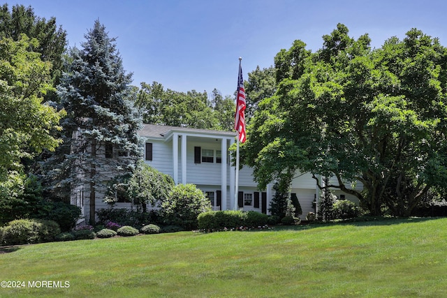 view of front of house featuring a front lawn