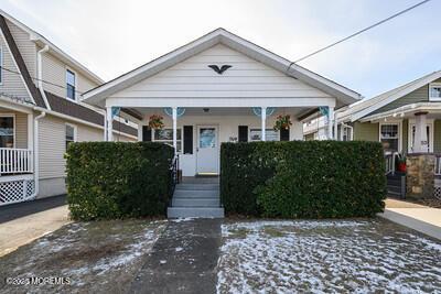 view of front facade featuring a carport