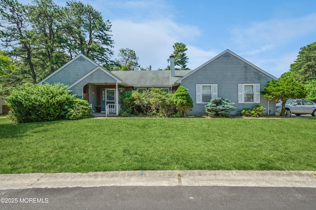 view of front facade featuring a front lawn