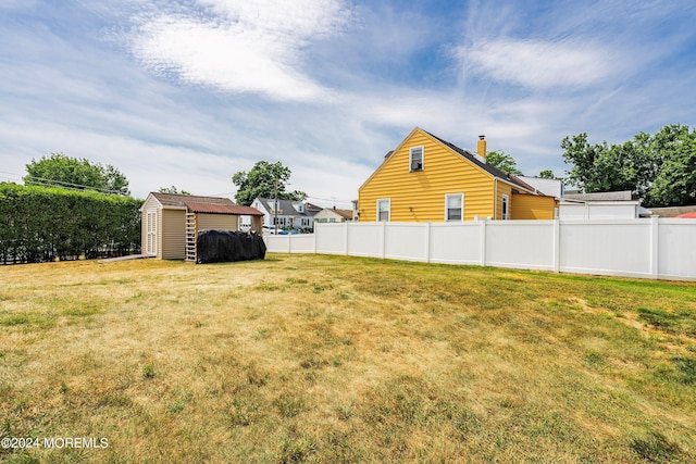 view of yard featuring a shed