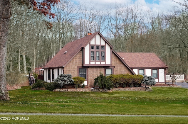 view of front of home featuring a front lawn