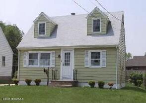 new england style home featuring a front lawn